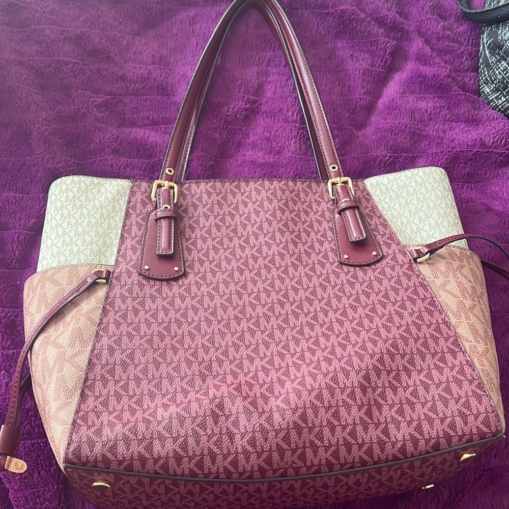 Gently used MK purse. Real from the Michael Kors store at Lexington Mall.